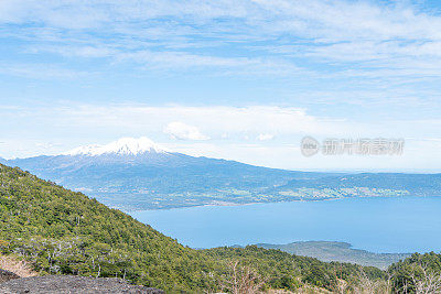 Volcán Calbuco从奥索尔诺火山在智利湖区-波多瓦拉斯，智利